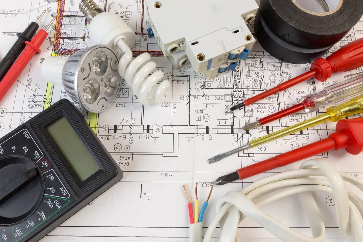 Planos y proyecto eléctrico con instrumentos de medición